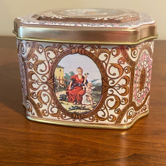 Vintage Meister scalloped tea tin-powder tin – Brazilian tea biscuit container - Picture 2 of 13